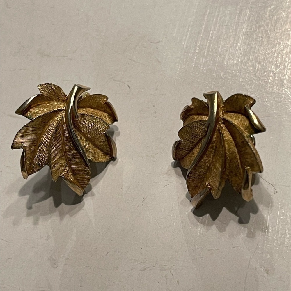 Vintage TRIFARI Womens Leaf Gold Tone Clip On Earrings